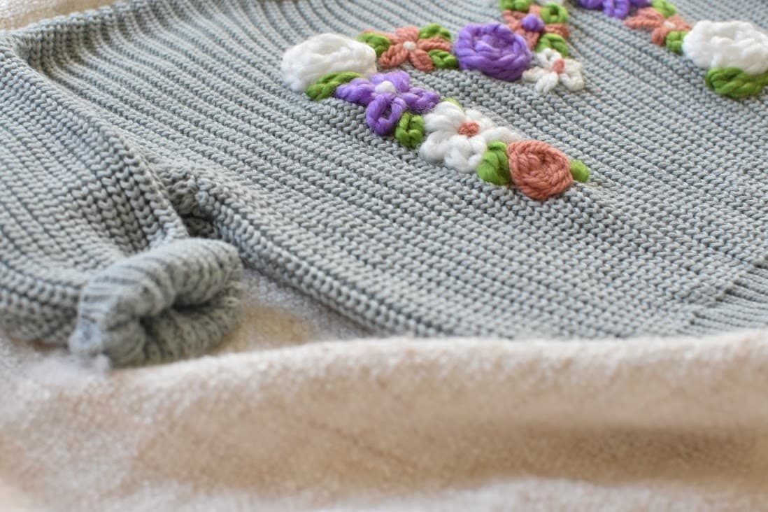 Productfoto van Trui met bloemenletter 4