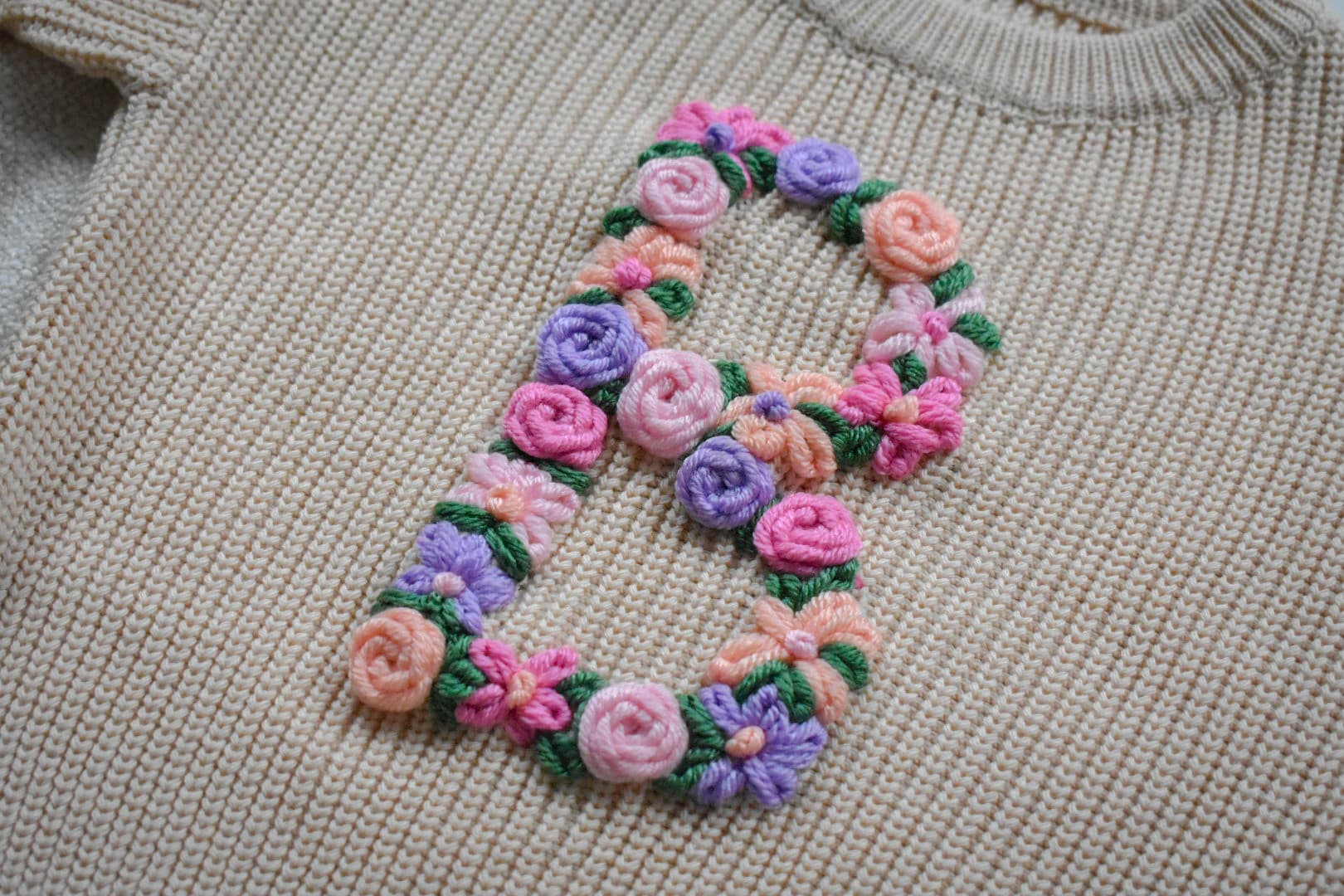 Productfoto van Trui met bloemenletter 2